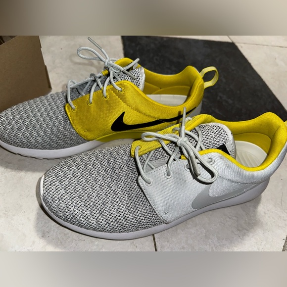 CUSTOMIZED Yellow & White Nike Roshe Runs! - Picture 4 of 6